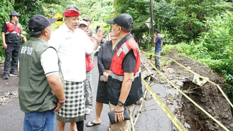 Longsor Picu Jalan Rusak di Banjar Anyar Kediri